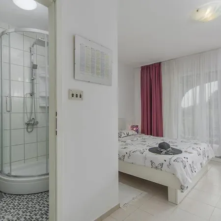 In With Terrace, Air Condition, Wifi, Washing Machine *
