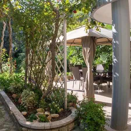 In With Terrace, Air Condition, Wifi, Washing Machine Apartmán *