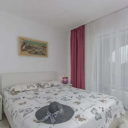 In With Terrace, Air Condition, Wifi, Washing Machine